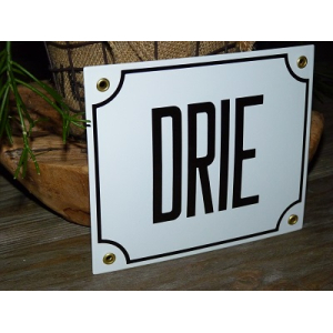 Huisnummerbord 18x15 nummers in letters 'DRIE'