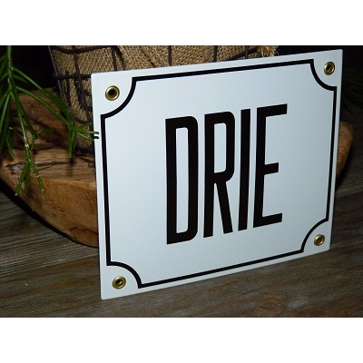 Huisnummerbord 18x15 nummers in letters 'DRIE'